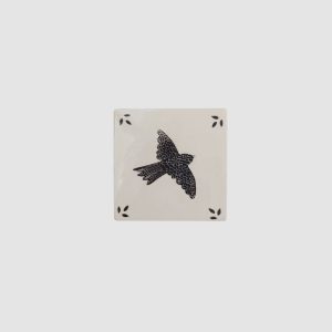Carreau Oiseau Noir – Céramique 10×10 cm – Poussière des rues